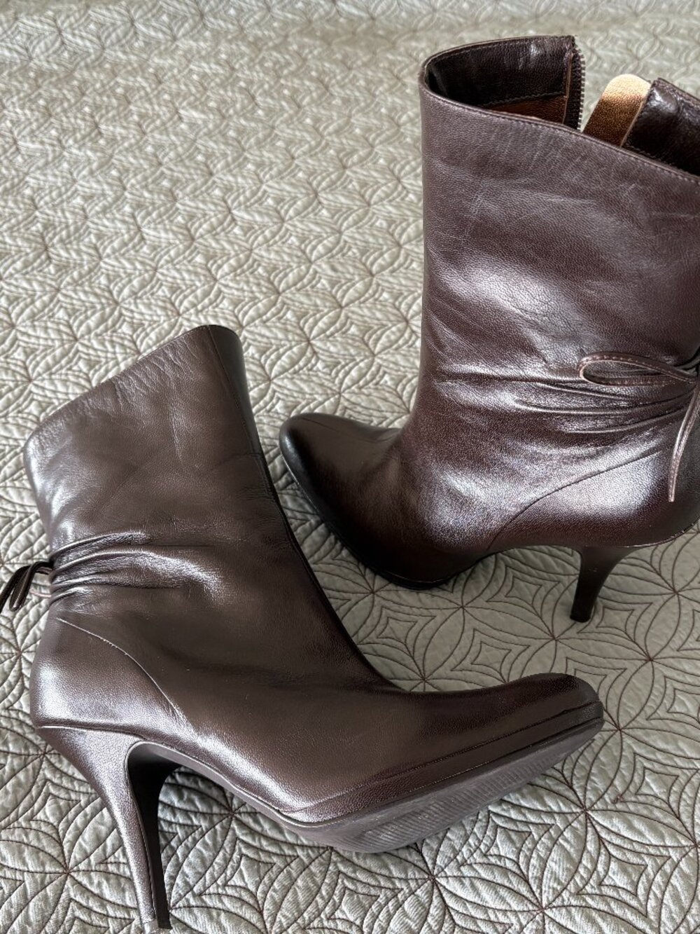 Gorgeous Gianni Bini brown leather ankle boots size 7 1/2